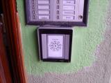 Čtečka RFID u hlavního vchodu